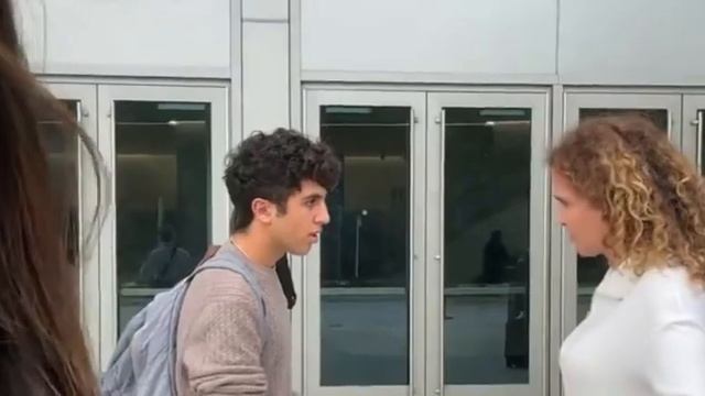 Foujan Sakhai Accosts Mia Khalifa in Miami Beach | #MiaKhalifa смотреть онлайн