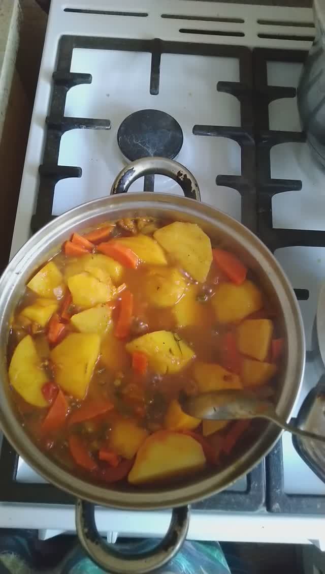 Тушу картошку с курицей солю рассолом