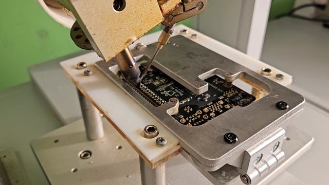 Монтаж выводных компонентов на Repka Pi 4 с помощью робота паяльника смотреть онлайн