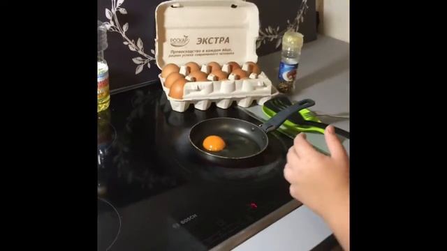 Как пожарить яичницу смотреть онлайн