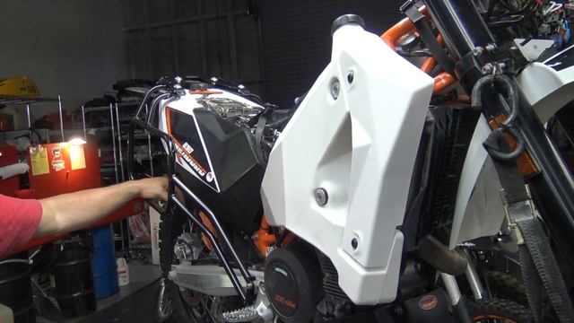 KTM 690 Adventure build..Rally Raid Evo II Fuel Tanks explained. смотреть онлайн
