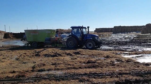 Трактора Lovol  в работе с кормораздатчиками: Lovol 854, Lovol 904.