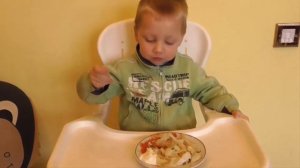 Мальчики кушают Маленькие детки кушают вкусняшку