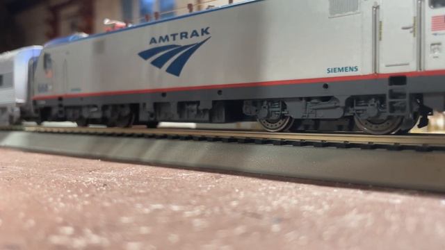 HO Scale Siemens ACS-64 Loco Flies Around the Layout for Daily Rounds! смотреть онлайн