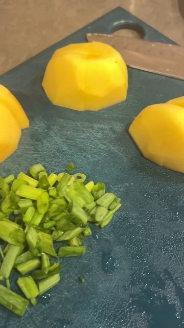 Chicken soup w/ potatoes carrots Thai chilies ginger green/white onion avocado 🧅 🫚 🥕 🥔 🐓 🥑 смотреть онлайн