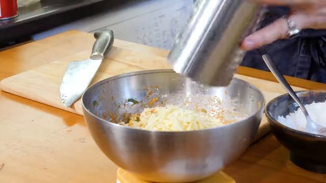 Отличное блюдо для завтрака Кукурузные лепешки с сыром смотреть онлайн