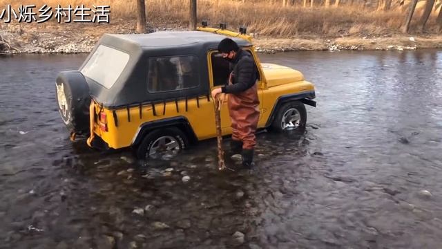 小伙越野车深陷河道中间，找来“黑金刚”救援，场面简直太牛了 смотреть онлайн