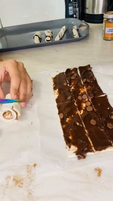 Cinnamon rolls & choco (nutella) twist : #trending #youtubeshorts #baked #cinnamon #puff смотреть онлайн