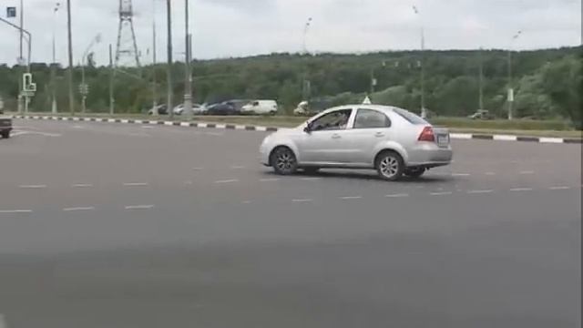 Разворот на регулируемом перекрестке смотреть онлайн