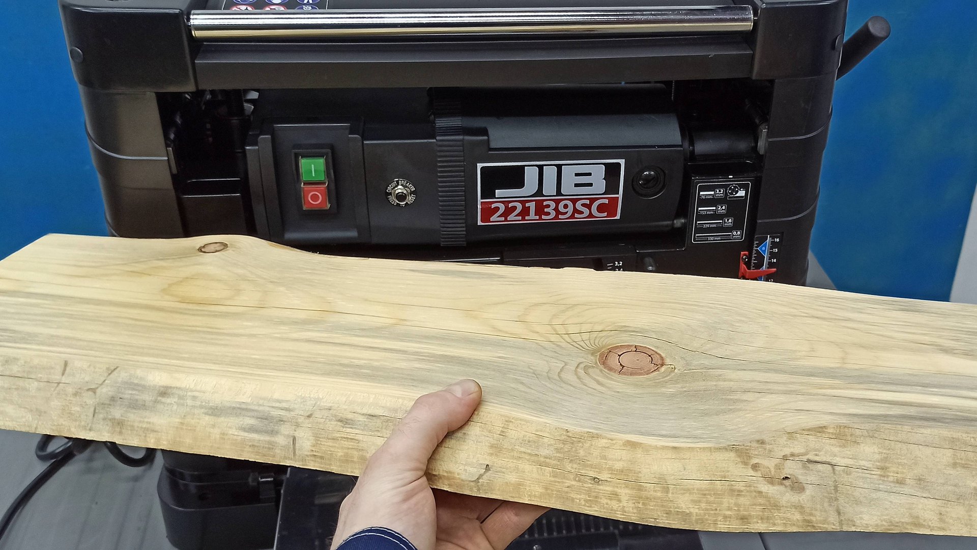 Потратил 300 руб на материал, а продал на авито за 3000 руб.Шикарная идея из куска необрезной доски смотреть онлайн