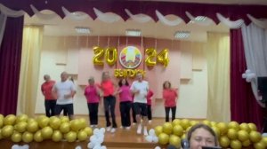 Зажигательный танец родителей и классного руководителя  для детей 2024 года выпуска