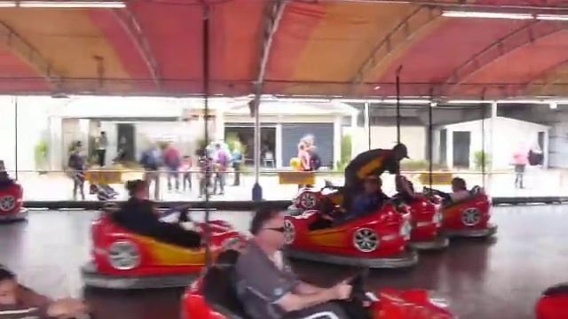 Rose drives a dodg'em car смотреть онлайн