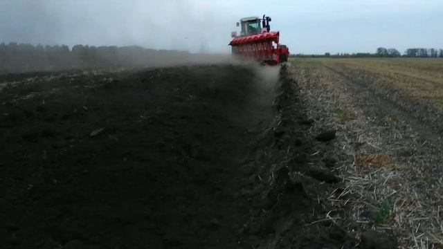 Плуг Орион 8 с трактором Бюллер 2375 в борозде смотреть онлайн