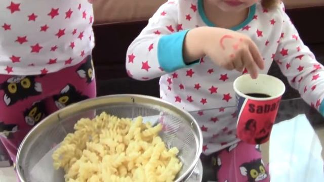 How to make Colored Pasta/DIY Rainboy pasta смотреть онлайн