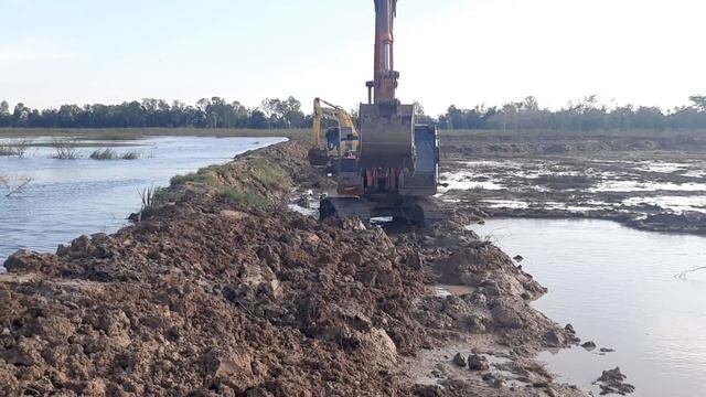 KOMATSU PC200-8MO VS HITACHI ZX200-1 ลุยน้ำกั้นน้ำ ขุดอ่าง excavator EP.7781 смотреть онлайн