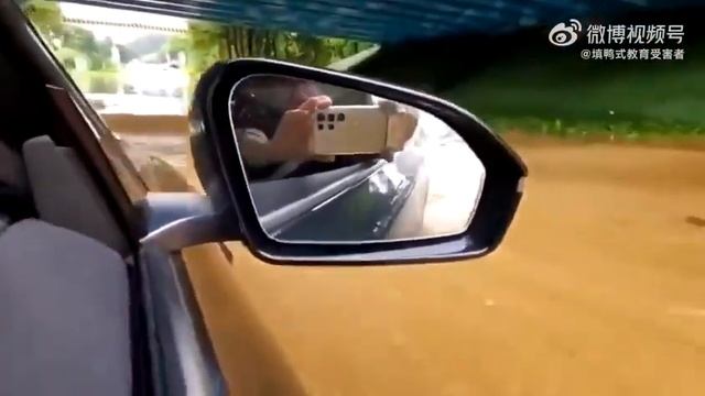 NIO ET7 cruising through flood like a jet ski 👌 смотреть онлайн