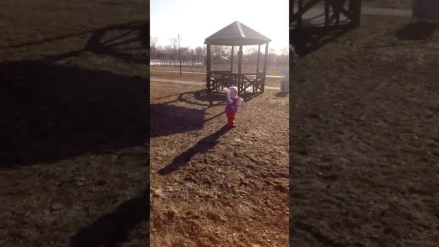 Тепло, можно в мячик погонять. Мои девочки (1,7) смотреть онлайн