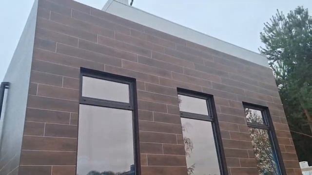 Интересный вариант отделки коттеджа: керамогранит с мокрым фасадом.