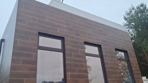 Интересный вариант отделки коттеджа: керамогранит с мокрым фасадом.