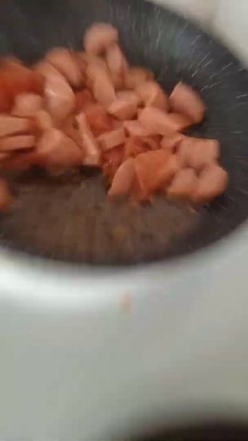 жарю яичницу с колбасой и помидорами смотреть онлайн