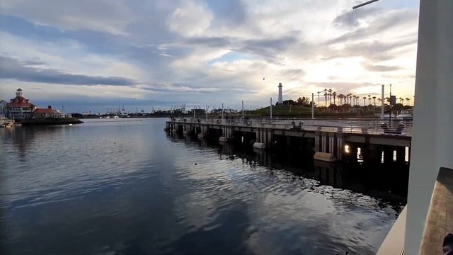 Fint folk och vi vid Long Beach Waterfront смотреть онлайн