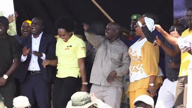 EDDIE KENZO NE NYAMUTOORO BERAZE OMUKWANO MU MAASO GA PULEZIDENT смотреть онлайн