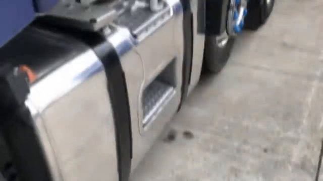 Second good go on my Fuel Tank with White Diamond metal polish using a cotton cloth to apply. смотреть онлайн