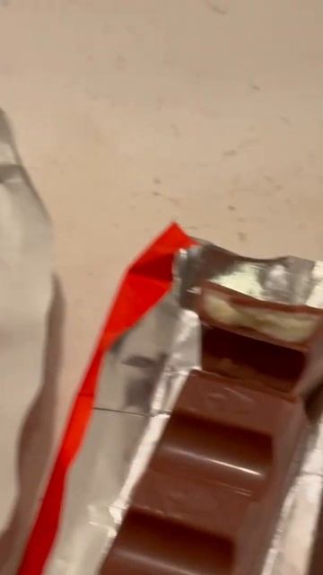 Çikolata Savaşları Pt.3 Kinder vs Milka 🍫 #kinder #milka #chocolate #mukbang #shorts смотреть онлайн