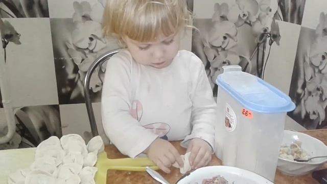 Злата лепит пельмени. 2 года. смотреть онлайн