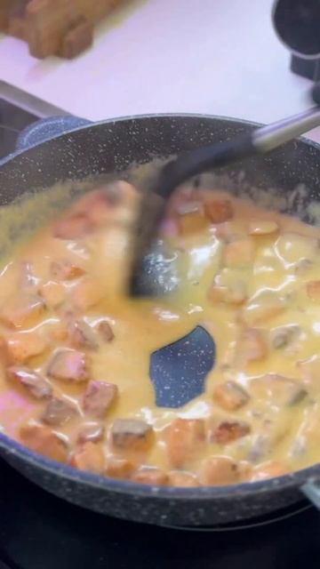 Шикарная КАРБОНАРА С ЛОСОСЕМ🤤✅ Рецепт в комментах смотреть онлайн