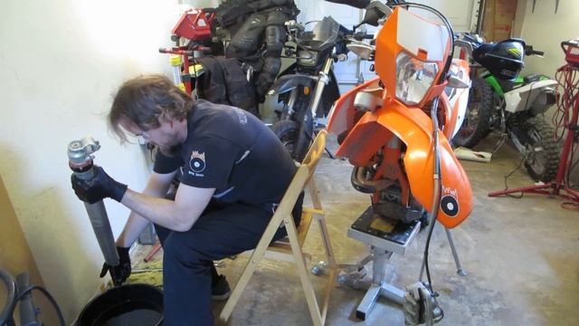 Revisited: Changing oil on WP 48mm open chamber forks on a KTM 2016 350 EXC-F смотреть онлайн