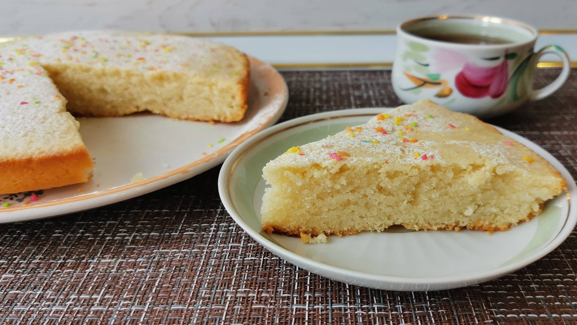 Простой рецепт пирога на кефире с манкой. Домашняя выпечка на скорую руку. Манник на кефире. смотреть онлайн