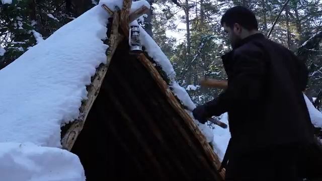 Строительство бревенчатых домиков, укрытий для выживания в лесу смотреть онлайн