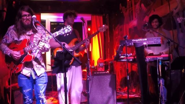 Run Rudolph Run - Chuck Berry- Covered by Honeydew смотреть онлайн