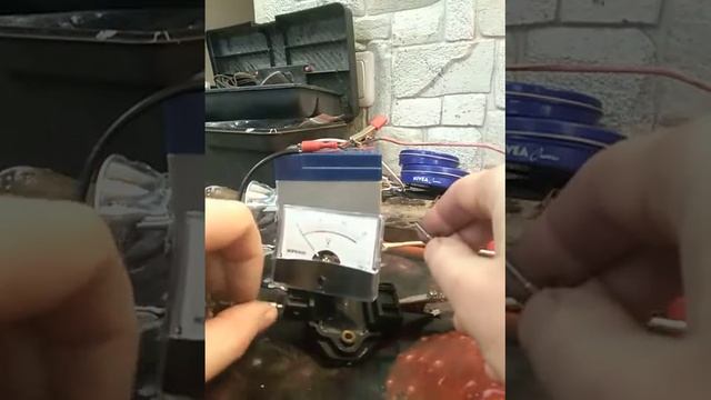 Audi degimo sistemos komutatoriaus (ampfiller) tikrinimas išimtas, ant stalo смотреть онлайн