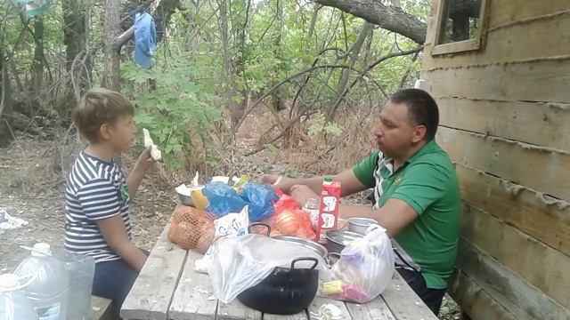 С сыном на избушке. Готовимся к ночлегу в лесу. смотреть онлайн