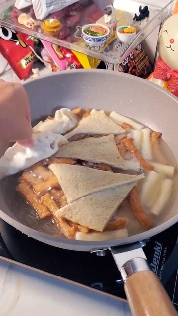 Bibigo fish cake tokbokki hot pot #cooking #koreanfood #noodles #tteokbokki #shorts смотреть онлайн