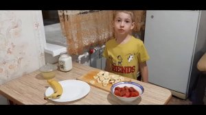 Готовят дети! Вкусный и полезный клубнично-банановый смузи для детей и взрослых