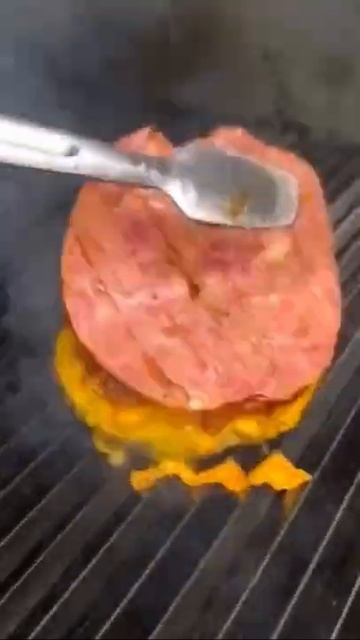 Pickled cucumber cheese beef burger, I don't know what it tastes like! #delicacy смотреть онлайн