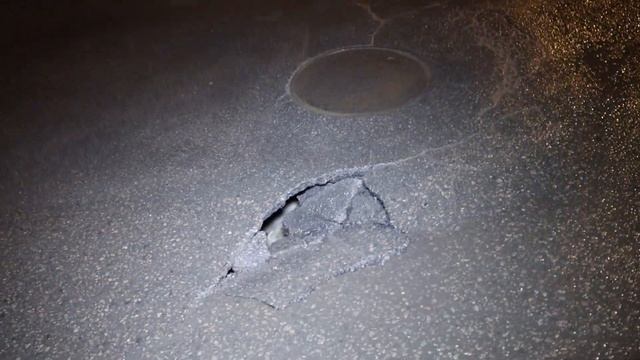 В Днепре провалился асфальт на перекрестке Святослава Храброго и Короленко: движение перекрыто смотреть онлайн