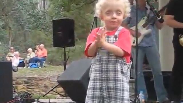 Lachy's first home movie! смотреть онлайн