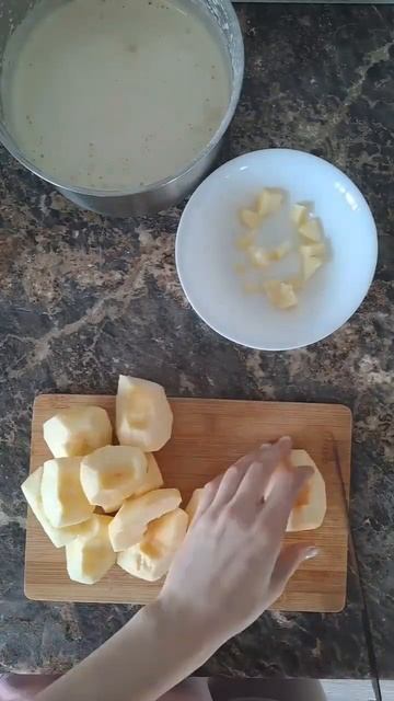 Шарлотка🍎🥧 Рецепт в комментариях👩🍳 Десерт к чаю #шарлотка #еда #вкусно #рецепты #рекомендации смотреть онлайн