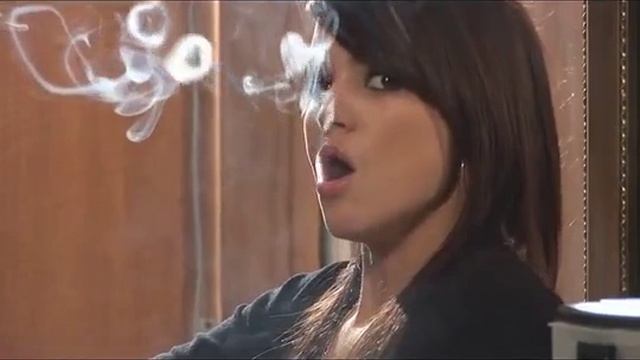 Курящая женщина Joy 3 смотреть онлайн