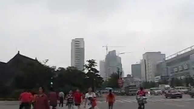 Crossing the street in Shenyang, China смотреть онлайн