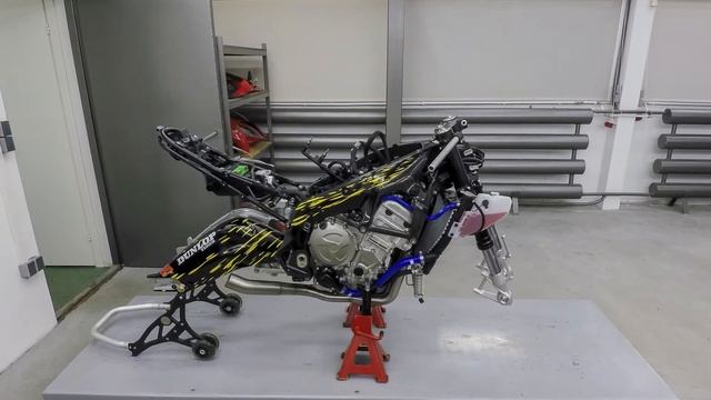 MRT Tech racing BMW S1000RR time lapse! More info on www.sbk.ee смотреть онлайн