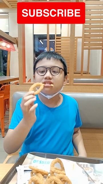 A Fun Way to Eat Onion Rings #shorts #shortsfeed #burgerking смотреть онлайн