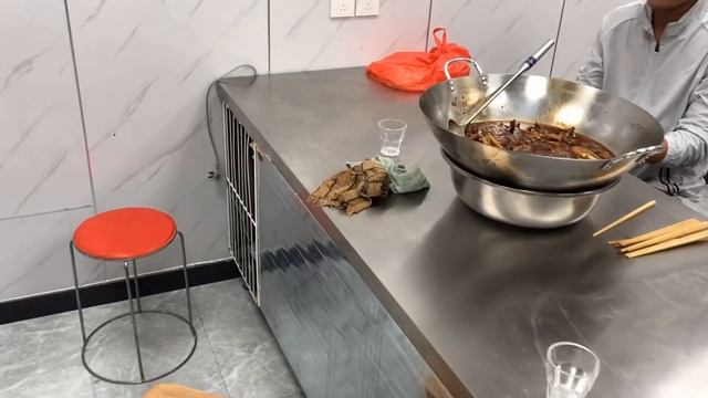 朋友拿来一只大鹅，胖哥做个“铁锅炖大鹅”，吃的大家直呼过瘾！【胖猴仔】 смотреть онлайн