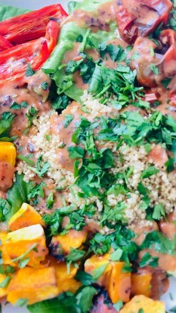 Салат с киноа, авокадо и тыквой #recipes #shorts #рецептынакаждыйдень смотреть онлайн