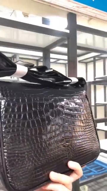 Сумка через плечо, из натуральной кожи крокодила, чёрный цвет. смотреть онлайн