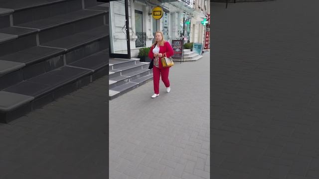 Рабочие будни, а в центре города безработных все больше.Кишинёв смотреть онлайн